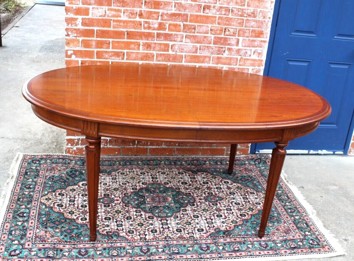 French Antique Louis XVI Oval Dining Table in Mahogany – No Leaf Included
