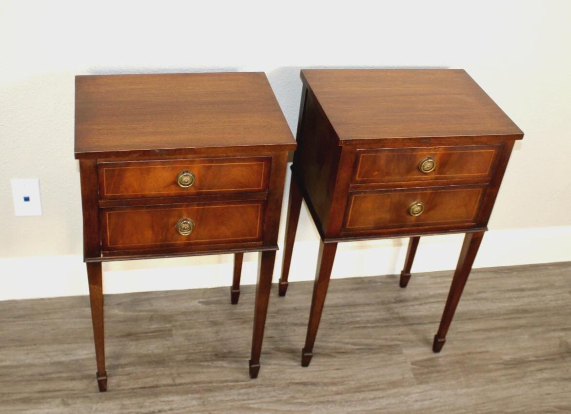 Pair Of English Edwardian Mahogany Nightstands / Side Tables