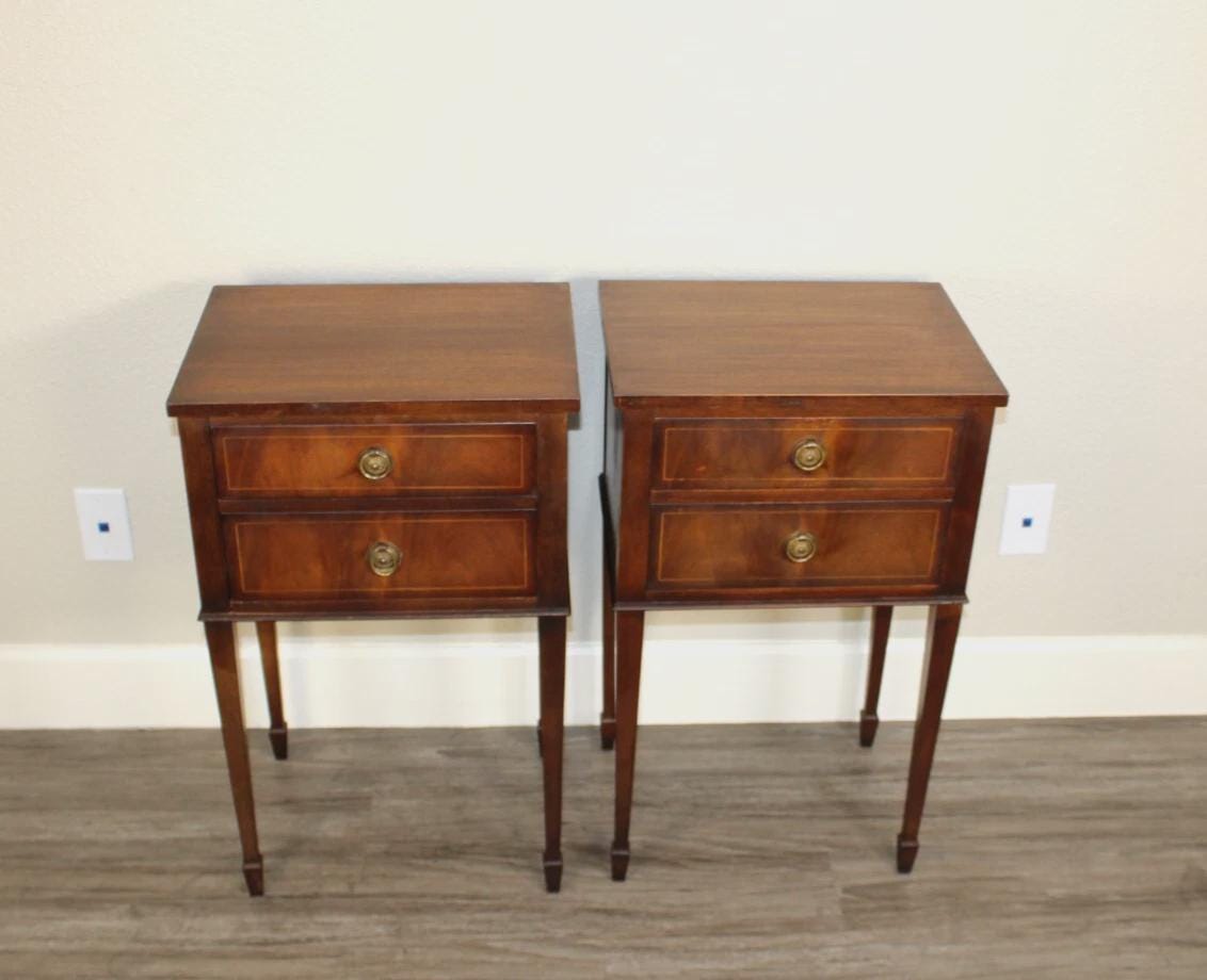 Pair Of English Edwardian Mahogany Nightstands / Side Tables
